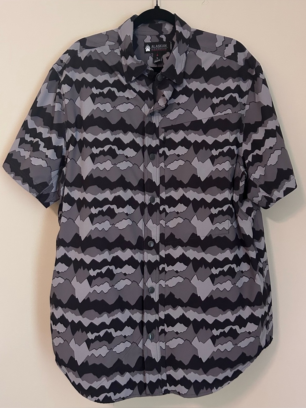 Alaskan Hardgear Men Size Large Gray Black Camo Short Sleeve Snap Front Shirt